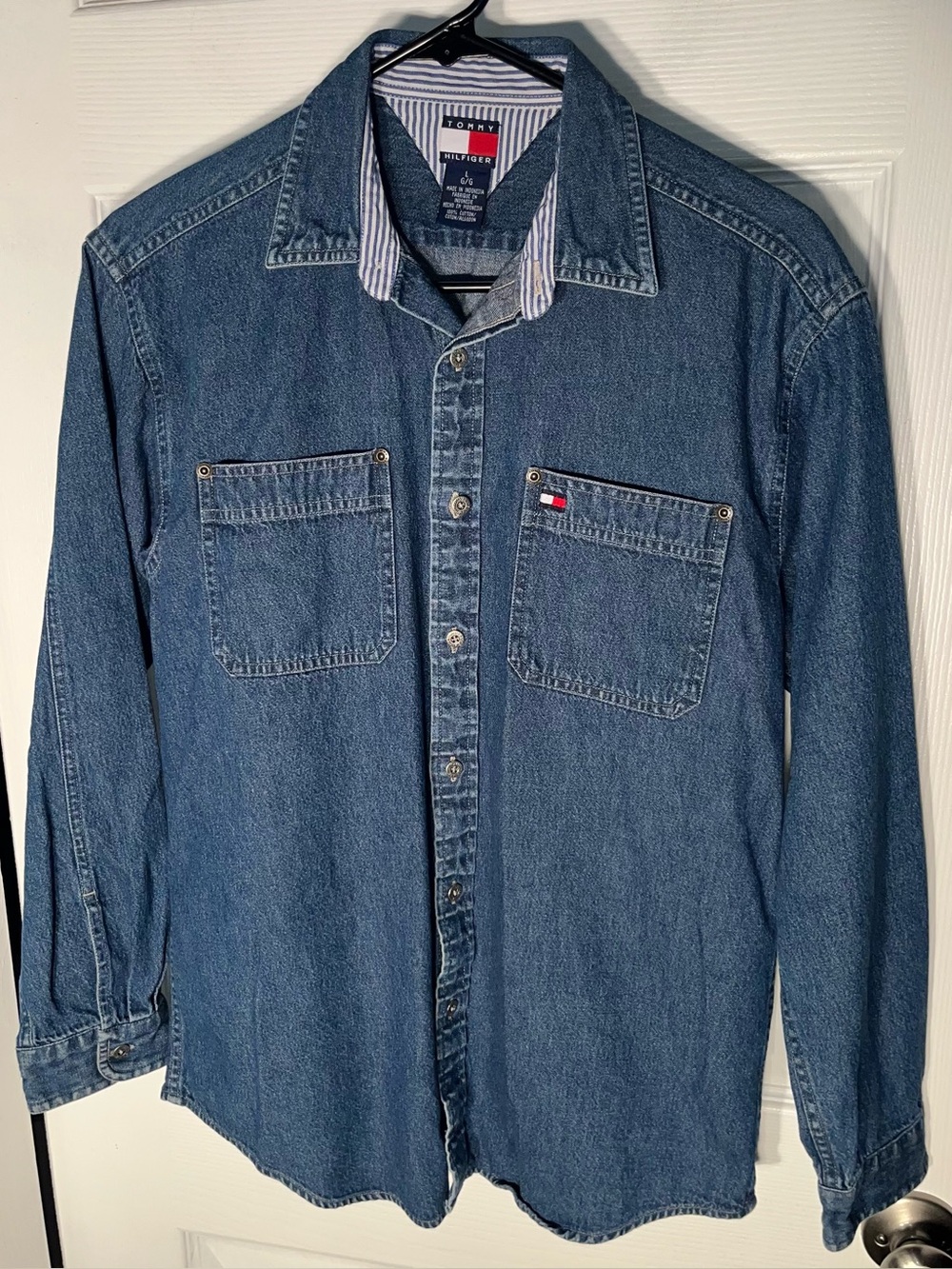 Vintage Tommy Hilfiger Women’s  Denim Long Sleeve Button Shirt Large 100% Cotton
